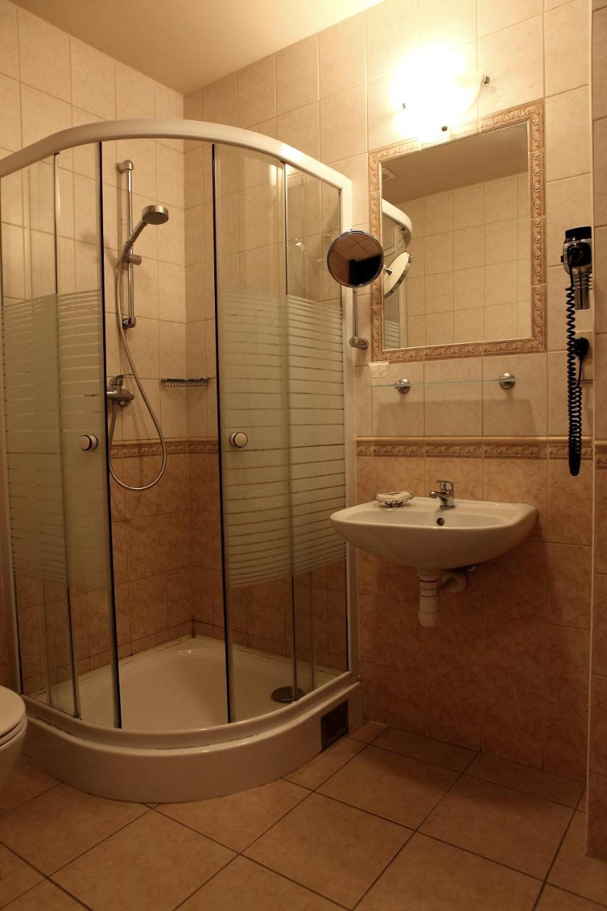 Katrina Aparthotel Ostrzeszow ภายนอก รูปภาพ